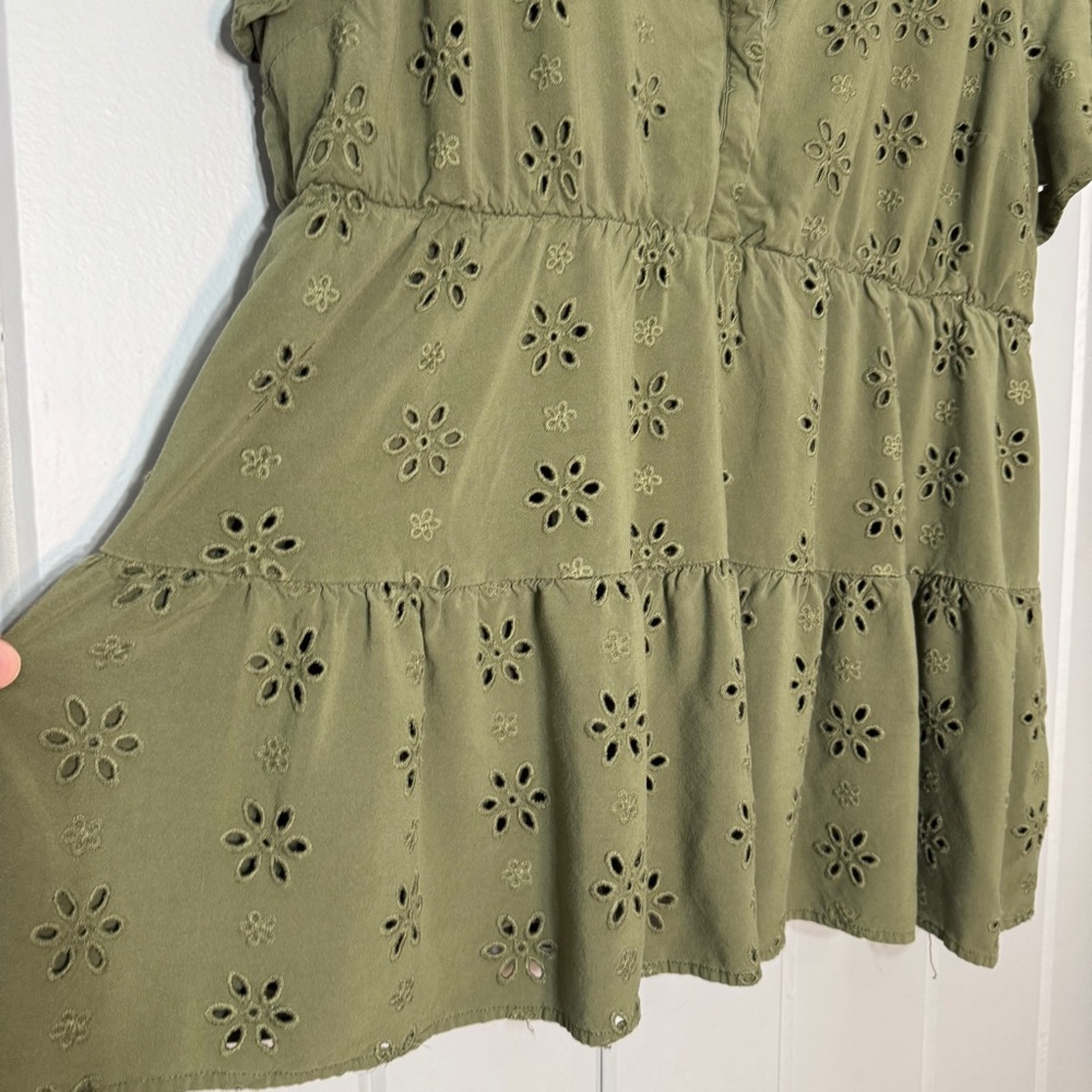 Torrid Babydoll Eyelet Tiered Top Green V-neck Short Sleeve‎ Feminine size 2 - Picture 6 of 14